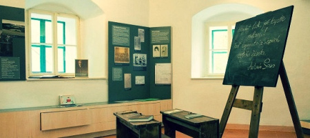Návštěvníci expozice Antonína Sovy v lukaveckém Hříbku