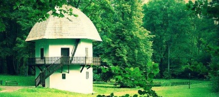 Klasicistní pavilon Hříbek v Lukavci, v němž sídlí Památník Antonína Sovy