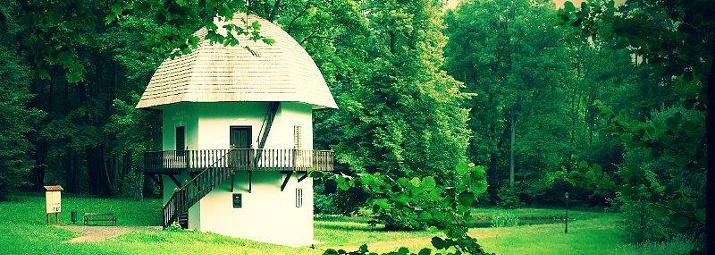 Klasicistní pavilon Hříbek v Lukavci, v němž sídlí Památník Antonína Sovy